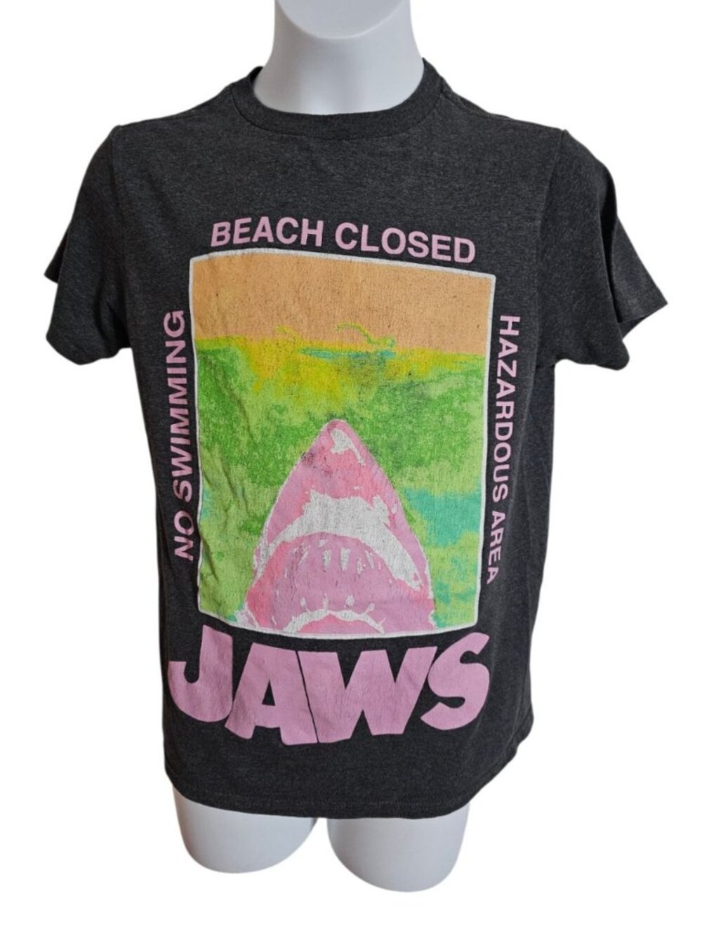 Universal Studios Jaws Kids Boys M Charcoal Graphic T-Shirt Beach Closed Retro - Picture 2 of 6